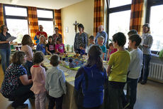 Kinderkarfreitagsliturgie im Gemeindezentrum (Foto: Karl-Franz Thiede)